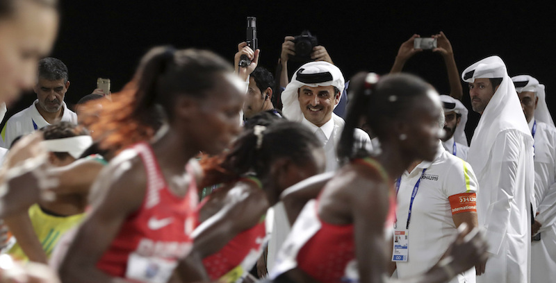 L'emiro del Qatar Sheikh Tamim bin Hamad Al Thani spara per dare il via alla maratona femminile ai Mondiali di atletica di Doha (AP Photo/Hassan Ammar)