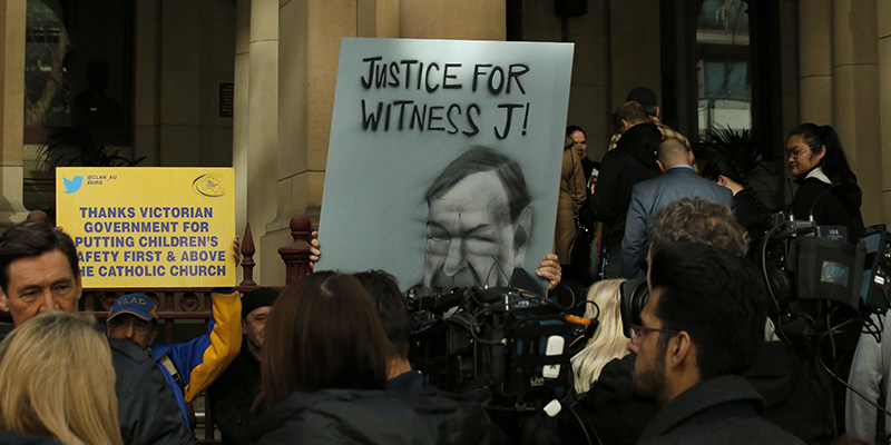 Una manifestazione contro Pell fuori dalla Corte Suprema dello stato di Victoria, a Melbourne, il 21 agosto 2019 (Darrian Traynor/Getty Images)