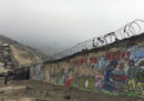 Il muro che divide Lima tra ricchi e poveri