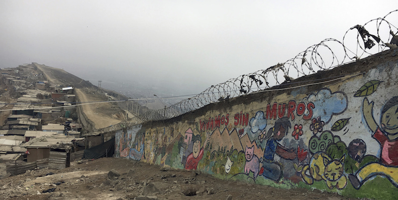 Il muro che separa le baraccopoli da Santiago de Surco, Lima, 15 settembre 2017
(Juan Zacarias/picture-alliance/dpa/AP Images)
