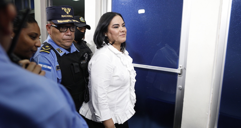 Rosa Elena Bonilla, moglie dell'ex presidente dell'Honduras Porfirio Lobo Sosa, è stata condannata a 58 anni di carcere per frode e appropriazione indebita di denaro pubblico