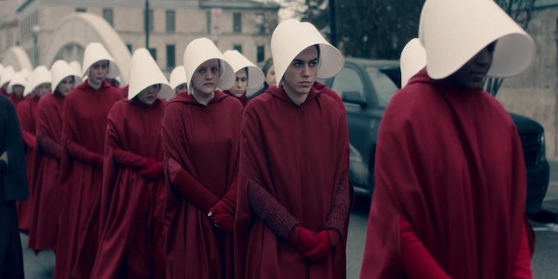 Una scena della serie tv "The Handmaid's Tale"