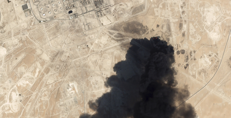 Un'immagine satellitare scattata da Planet Labs Inc. mostra una colonna di fumo salire dallo stabilimento saudita colpito sabato da un attacco, a Buqyaq (Planet Labs Inc via AP)