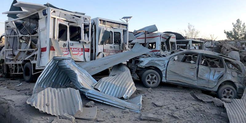 Veicoli danneggiati dall'attentato terroristico condotto dai talebani fuori da un ospedale a Qalat, in Afghanistan, il 19 settembre 2019 (AP Photo/Ahmad Wali Sarhadi)