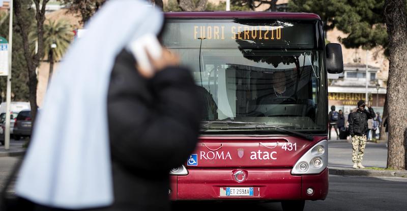 Autobus fuori servizio a Roma (ANSA/ANGELO CARCONI)