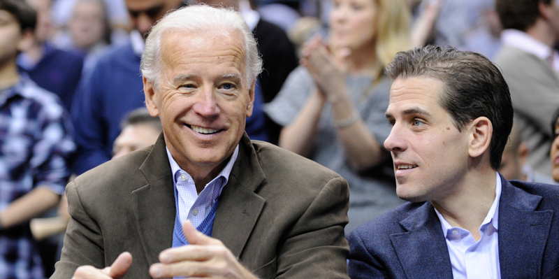 Joe Biden con il figlio Hunter nel 2010. (AP Photo/Nick Wass, File)