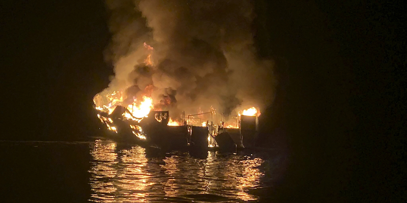 L'imbarcazione per immersioni bruciata nel sud della California, il 2 settembre 2019 (Santa Barbara County Fire Department via AP)
