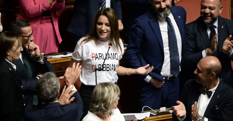 Lucia Borgonzoni della Lega con una maglietta sul caso del presunto traffico di minori a Bibbiano
(Fabio Cimaglia / LaPresse)