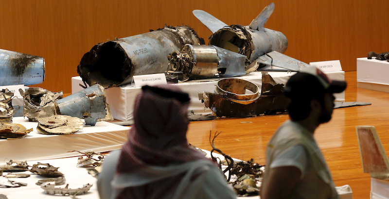 I resti dei missili da crociera e dei droni iraniani usati negli attacchi di sabato scorso contro gli stabilimenti petroliferi sauditi (AP Photo/Amr Nabil)