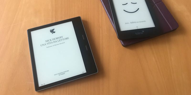 A sinistra, un Nuovo Kindle Oasis; a destra un Tolino Shine 3 e, sotto, un Kobo Forma