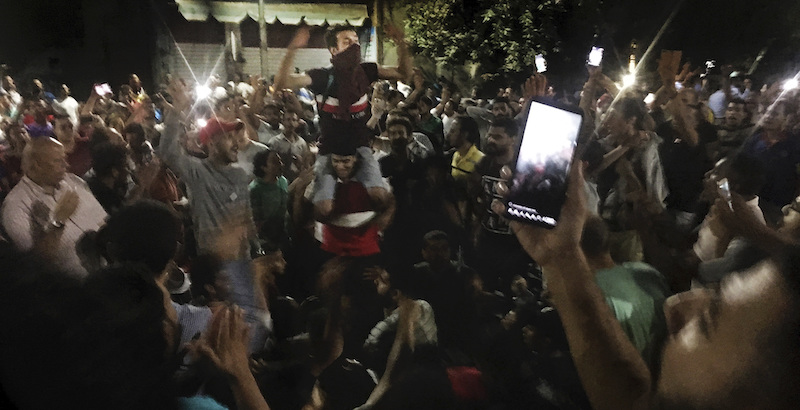 Manifestazione antigovernativa tenuta venerdì sera al Cairo (AP Photo/Nariman El-Mofty)
