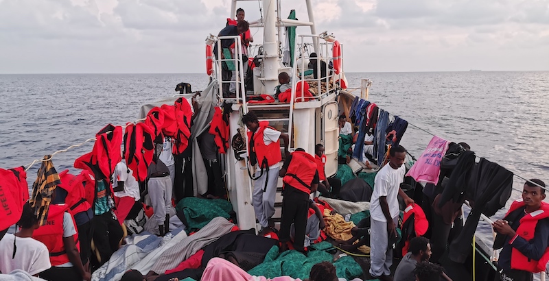 Migranti a bordo di Eleonore, 31 agosto 2019 (Johannes Filous/picture-alliance/dpa/AP Images)