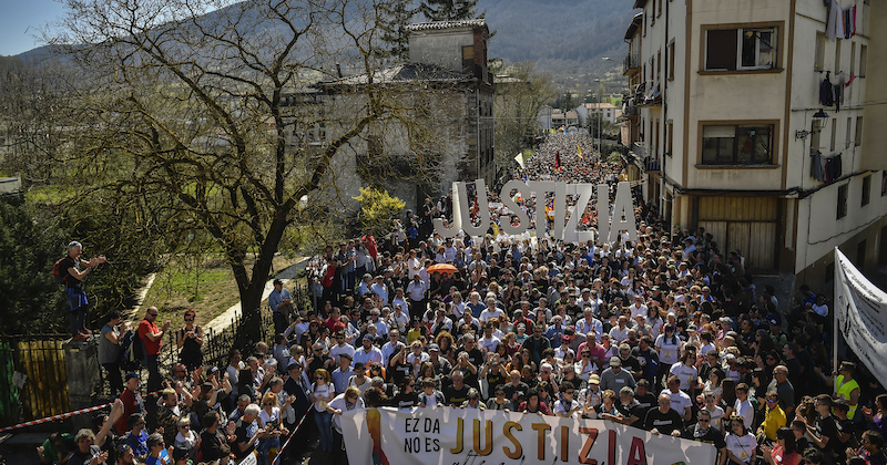 Migliaia di manifestanti durante una protesta ad Alsasua, nella Navarra, contro la condanna di otto persone per avere aggredito degli agenti della Guardia Civil (AP Photo/Alvaro Barrientos)