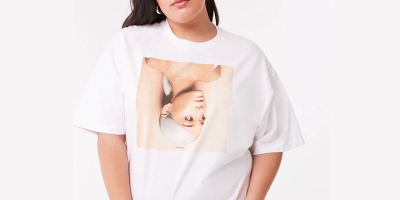 Una delle magliette con Ariana Grande che erano vendute da Forever 21