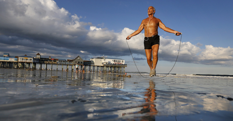Un uomo di 63 anni salta con la corda a Old Orchard Beach, Maine, 29 agosto
(AP Photo/Robert F. Bukaty)
