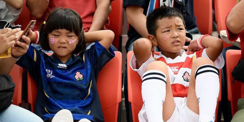 Due bambini attendono l'inizio della partita di Coppa del Mondo di rugby tra Italia e Namibia a Higashiosaka, periferia di Osaka (Filippo MONTEFORTE/AFP/LaPresse)