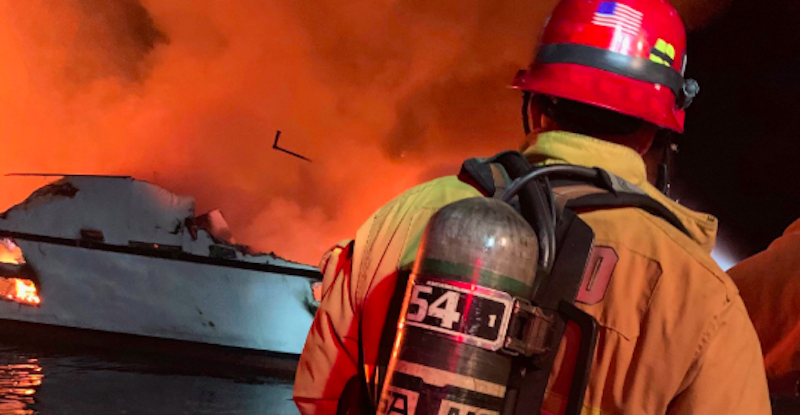 Immagine dell'incendio twittata dal dipartimento dei Vigili del Fuoco della contea di Ventura, California