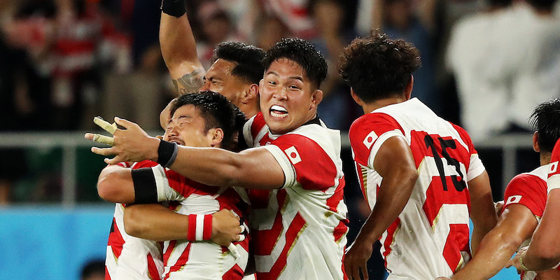 I giocatori giapponesi festeggiano la storica vittoria contro l'Irlanda in Coppa del Mondo (Stu Forster/Getty Images)