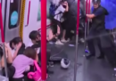 Il video dei manifestanti di Hong Kong picchiati dentro la metro