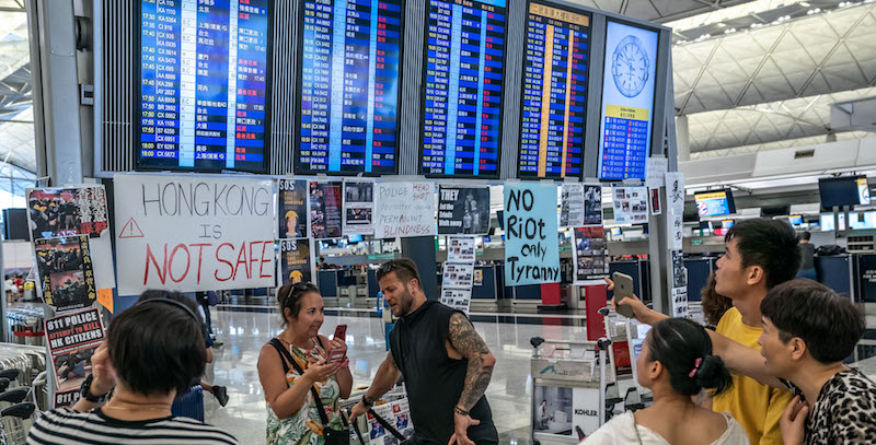 Turisti all'aeroporto di Hong Kong
(Anthony Kwan/Getty Images)