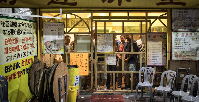 Persone barricate in un ristorante dopo che la polizia aveva lanciato gas lacrimogeni per disperdere una manifestazione
(Chris McGrath/Getty Images)