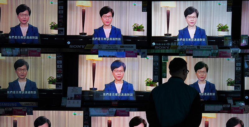 La governatrice di Hong Kong ritirerà l’emendamento sull’estradizione