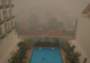 Le foto delle isole dell'Indonesia avvolte dal fumo