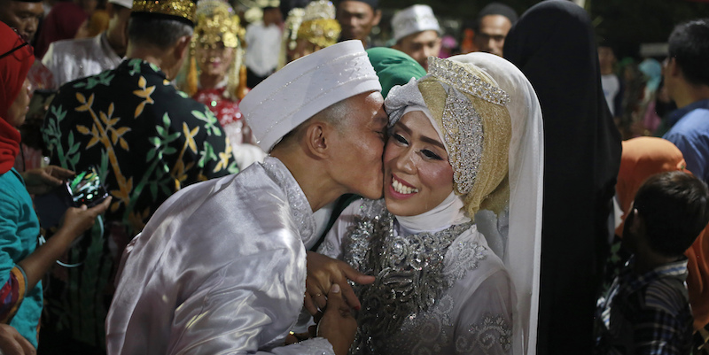 Una coppia di sposi in Indonesia
(AP Photo/Dita Alangkara)