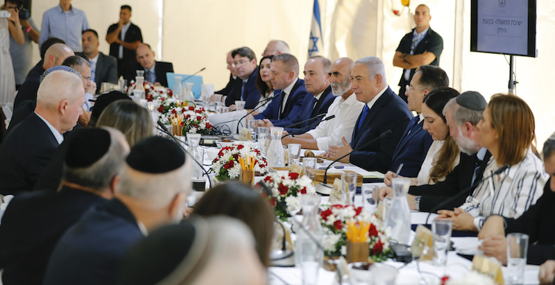 La riunione del governo israeliano nell'insediamento di Mevo’ot Yericho, in Cisgiordania (Amir Cohen/Pool via AP)