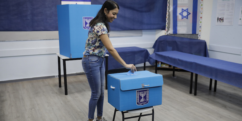 Una donna israeliana vota a Rosh Haayin, il 17 settembre 2019 (AP Photo/Sebastian Scheiner)