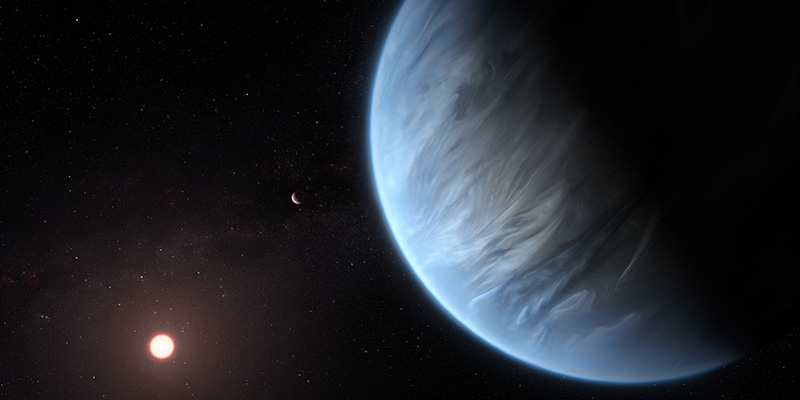 Una rappresentazione artistica dell'esopianeta K2-18b, con a sinistra la sua stella di riferimento e sullo sfondo un altro pianeta (ESA/Hubble, M. Kornmesser)