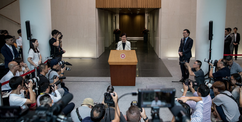 La leader di Hong Kong Carrie Lam durante la conferenza stampa di martedì. (Chris McGrath/Getty Images)