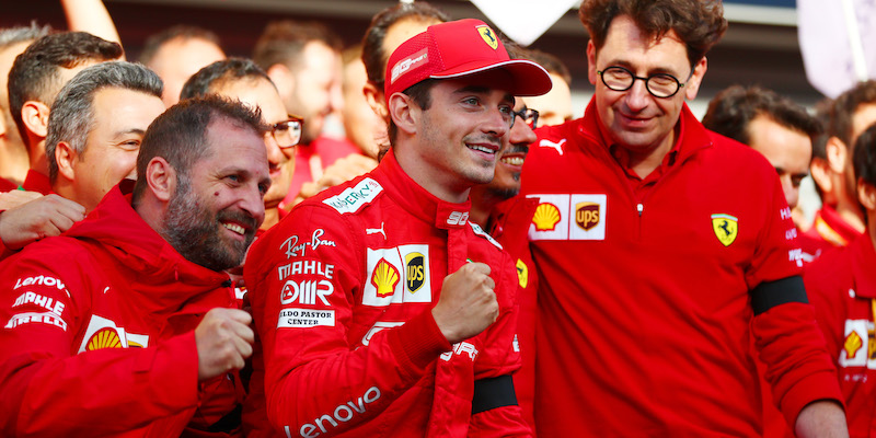 Charles Leclerc con il Team principal della Ferrari Mattia Binotto e il resto della squadra dopo la vittoria in Belgio (Dan Istitene/Getty Images)