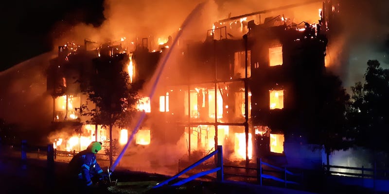 Un condominio di Worcester Park, nel sud-ovest di Londra, in fiamme, il 9 settembre 2019 (Vigili del fuoco di Londra)