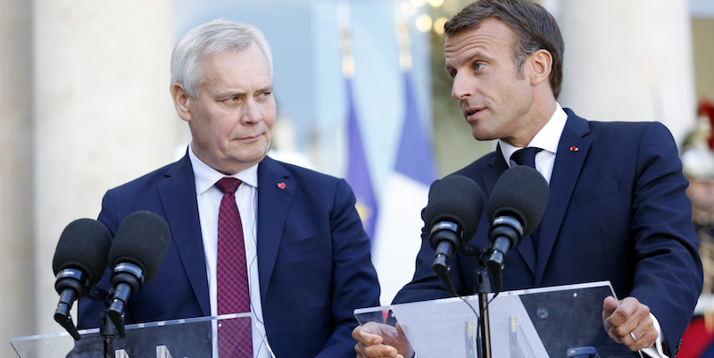 Il presidente francese Emmanuel Macron e il primo ministro finlandese Antti Rinne a Parigi, il 18 settembre 2019 (AP Photo/Thibault Camus)