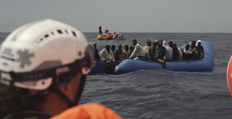Un'operazione di soccorso compiuta dalla nave Ocean Viking al largo della Libia (AP Photo/Renata Brito)