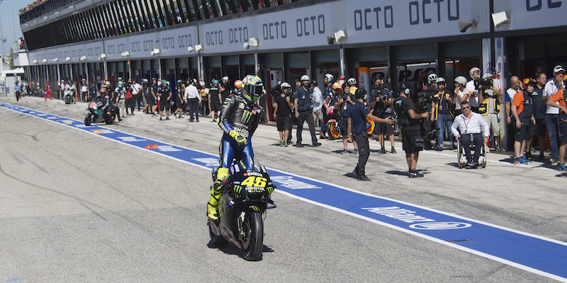 Valentino Rossi esce dai box per le qualifiche del Gran Premio di San Marino (Mirco Lazzari gp/Getty Images)