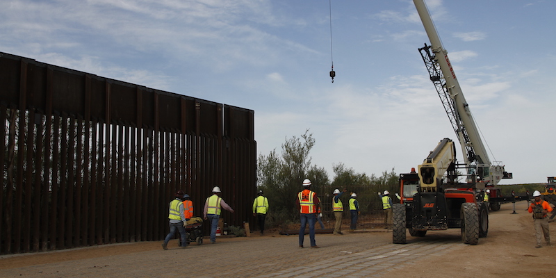 I lavori per la costruzione di una barriera tra Stati Uniti e Messico vicino a Santa Teresa, in New Mexico, il 23 agosto 2019 (AP Photo/Cedar Attanasio)