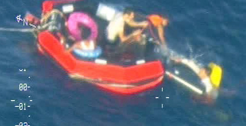 I primi soccorsi ai migranti del naufragio dell'11 ottobre 2013 (ANSA/MARINA MALTESE)
