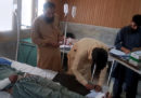 Un autobus si è schiantato contro un terrapieno nel nord del Pakistan, sono morte 26 persone