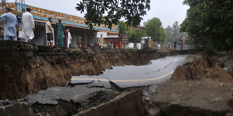 Una strada danneggiata dal terremoto nel Kashmir pakistano, il 25 settembre 2019 (AP Photo/Anjum Naveed)