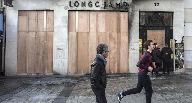 Un negozio bruciato durante le proteste dei gilet gialli a Parigi (AP Photo/Rafael Yaghobzadeh)