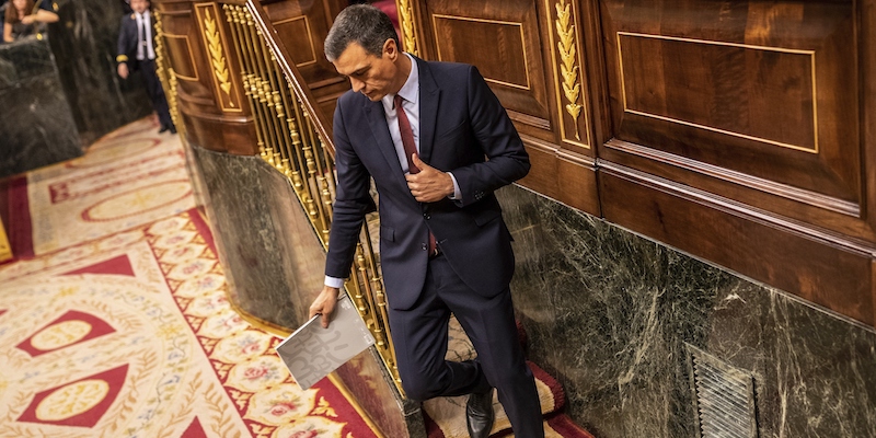 Il primo ministro spagnolo Pedro Sánchez nel Parlamento di Madrid, il 22 luglio 2019 (AP Photo/Bernat Armangue)