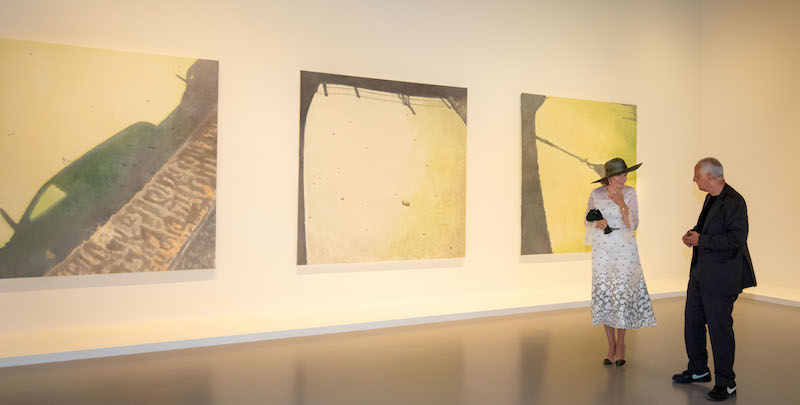 L'artista Luc Tuymans e la regina Mathilde del Belgio alla mostra La Pelle a Palazzo Grassi, Venezia 
(Olivier Matthys ANSA)