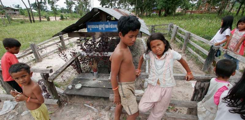 Un gruppo di bambini intorno al luogo dove fu cremato Pol Pot, nel villaggio di Choam Sa-Ngam. (AP Photo/David Longstreath)