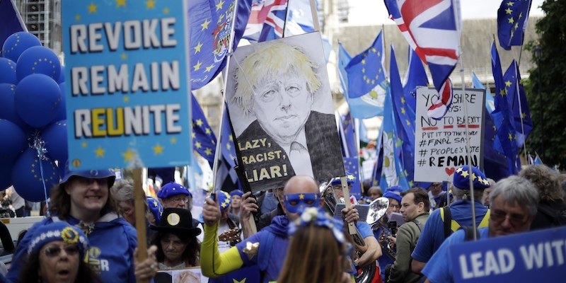 Una protesta contro Brexit fuori dal Parlamento britannico, il 3 settembre 2019 (AP Photo/Matt Dunham)