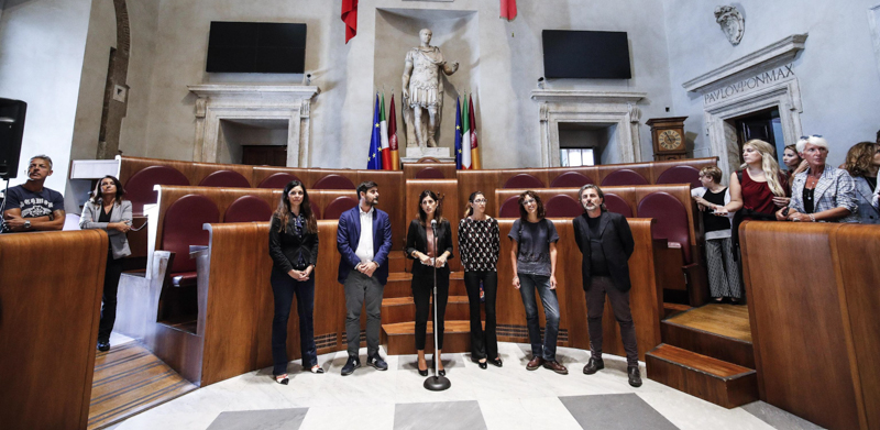 Linda Meleo, il consigliere comunale Giuliano Pacetti, Virginia Raggi, Valentina Vivarelli, Veronica Mammi e Pietro Calabrese. (ANSA/GIUSEPPE LAMI)