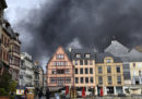 È in corso un grande incendio in un impianto chimico di Rouen, nel nord della Francia