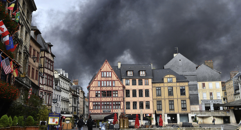 È in corso un grande incendio in un impianto chimico di Rouen, nel nord della Francia