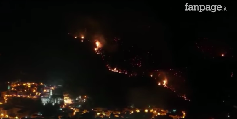Un'immagine dell'incendio a Sarno presa da un video di Fanpage